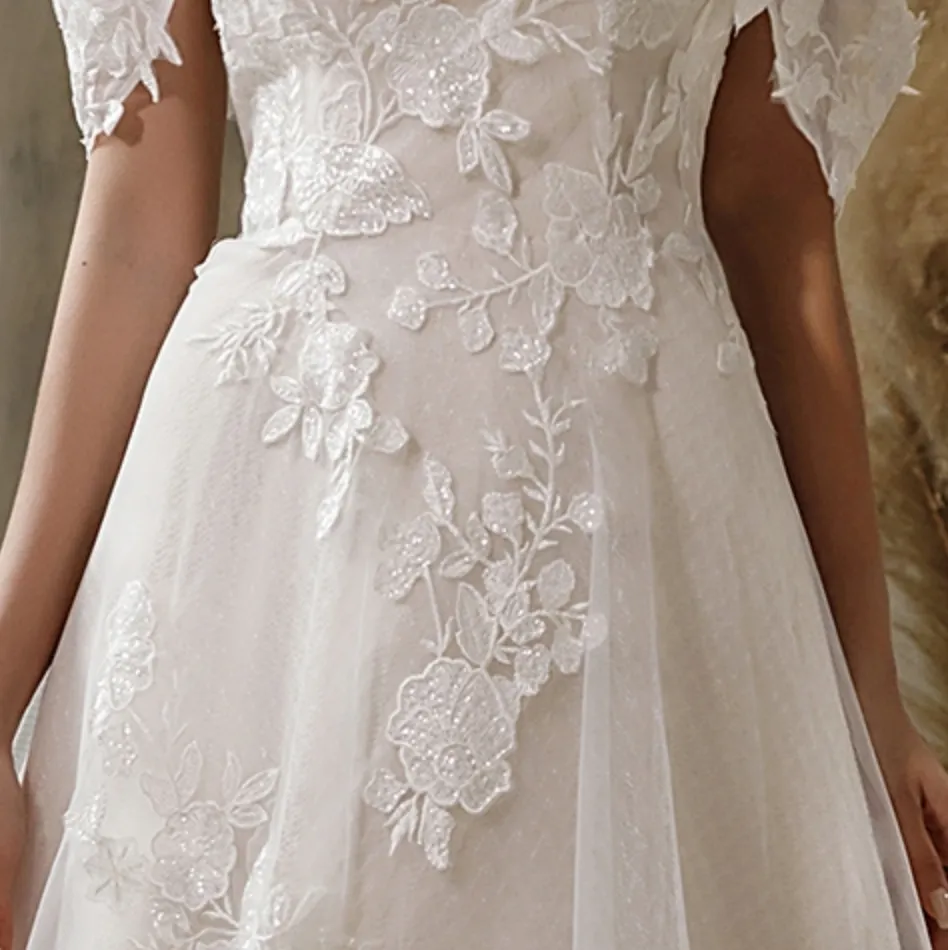 Floral Lace Wedding Dress With Detachable Off-The-Shoulder Straps