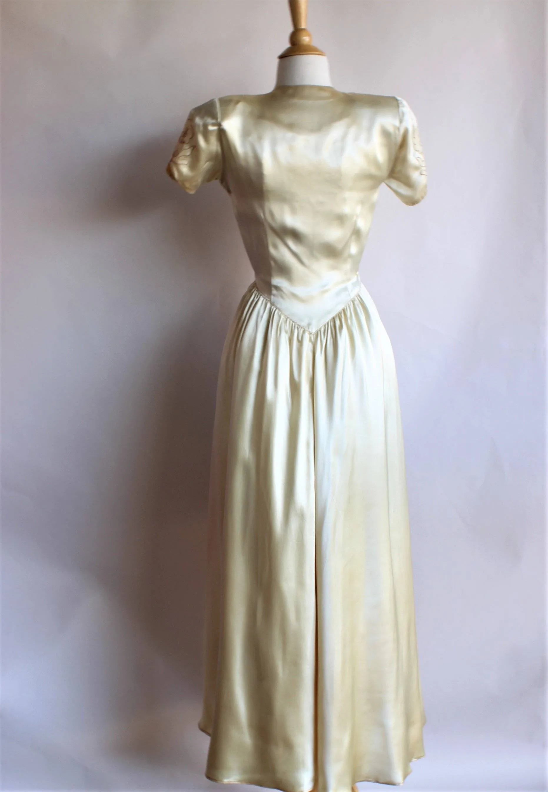 Vintage 1940s Ivory Satin Wedding Gown