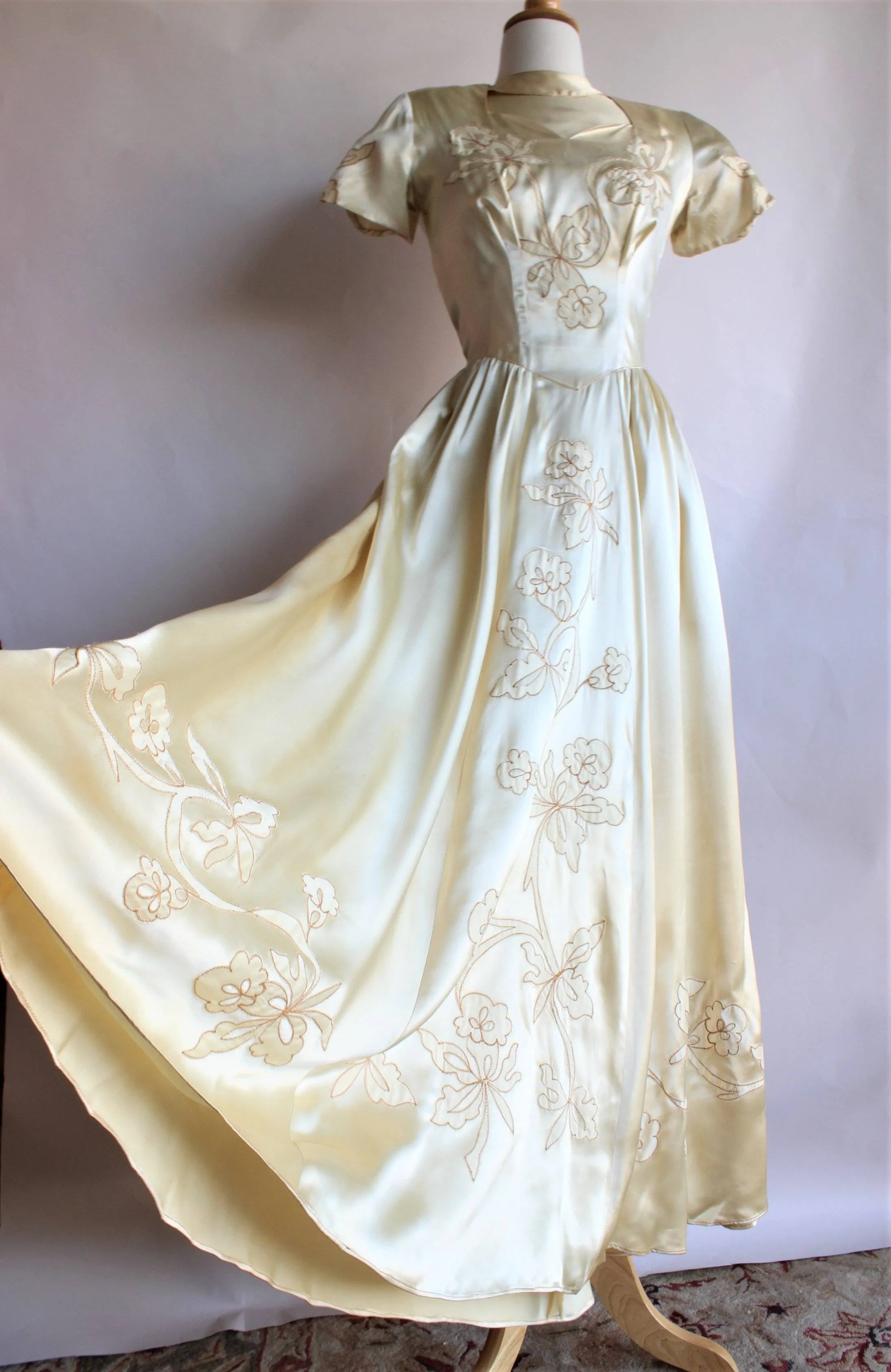 Vintage 1940s Ivory Satin Wedding Gown