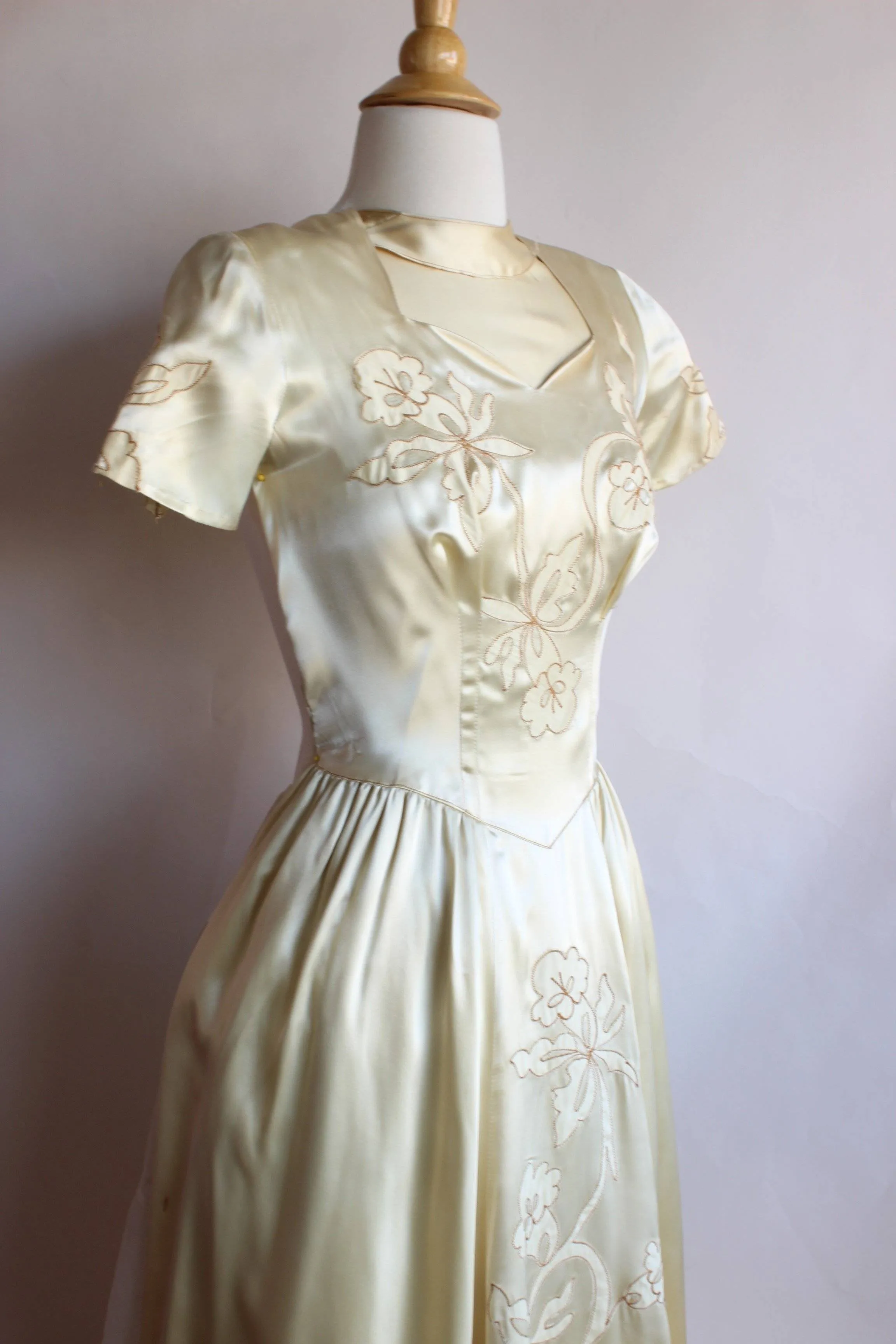 Vintage 1940s Ivory Satin Wedding Gown
